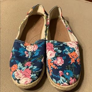 ALDO: floral slip ons, size 6